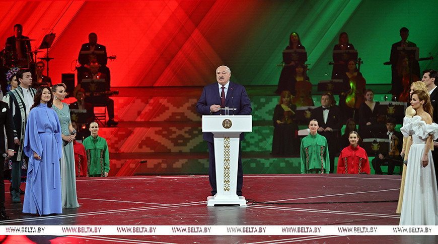 Александр Лукашенко во время финального концерта акции "Марафон единства"