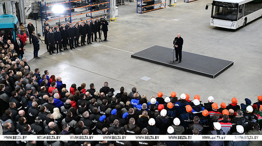 Александр Лукашенко во время посещения Минского автозавода