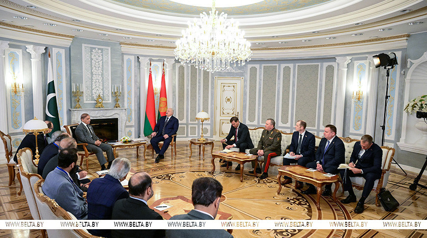 Александра Лукашенко во время встречи с премьер-министром Пакистана Шахбазом Шарифом