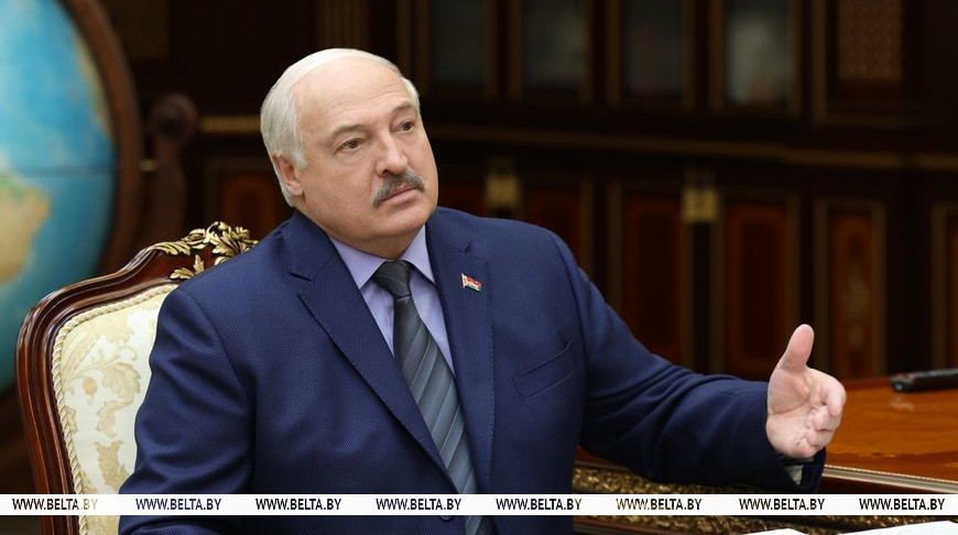 Александр Лукашенко во время доклада председателя Мингорисполкома Владимира Кухарева