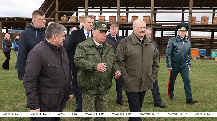 Александр Лукашенко во время посещения Полесского государственного радиационно-экологического заповедника в Наровлянском районе, апрель 2021 года