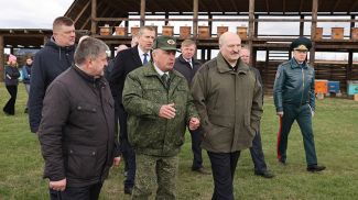 Александр Лукашенко во время посещения Полесского государственного радиационно-экологического заповедника в Наровлянском районе, апрель 2021 года