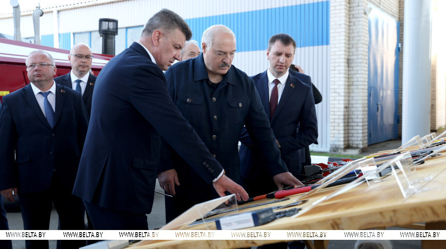 Александр Лукашенко во время ознакомления с выставкой отечественной лесозаготовительной техники