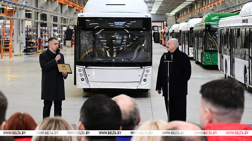 Александр Лукашенко во время посещения Минского автозавода, январь 2025 года