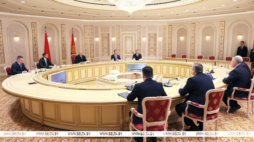 Александр Лукашенко во время встречи с губернатором Астраханской области России Игорем Бабушкиным