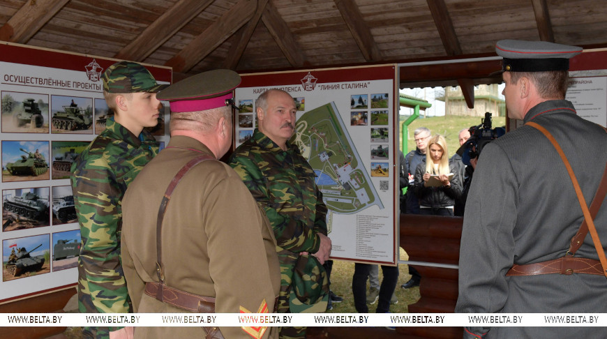 Александр Лукашенко во время республиканского субботника на территории историко-культурного комплекса "Линия Сталина", апрель 2019 года