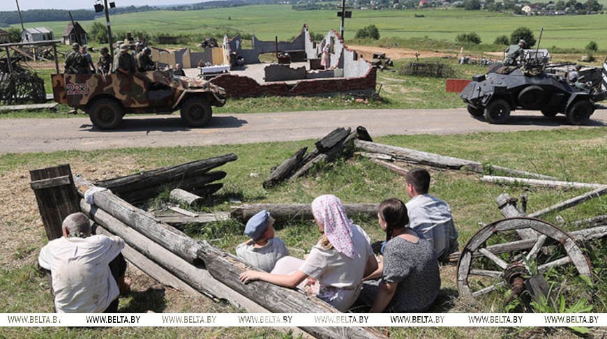 Во время исторической реконструкции на "Линии Сталина". Фото из архива