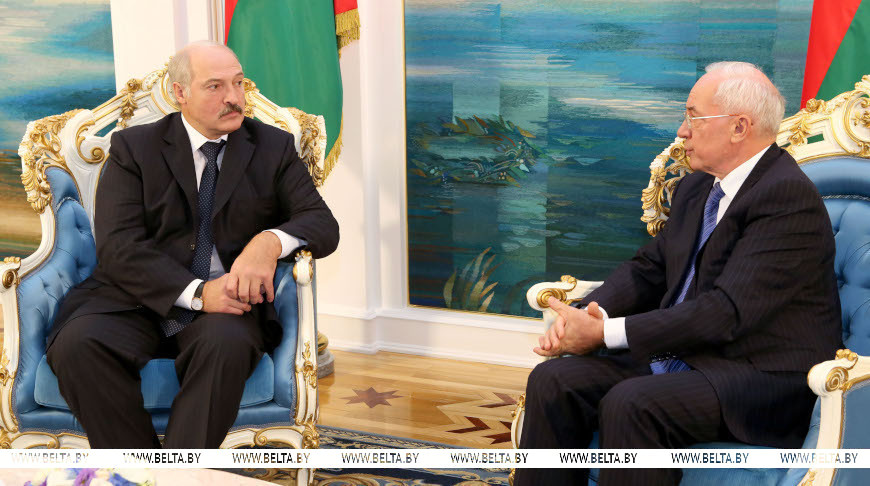 Александр Лукашенко во время встречи с Николаем Азаровым, октябрь 2013 года