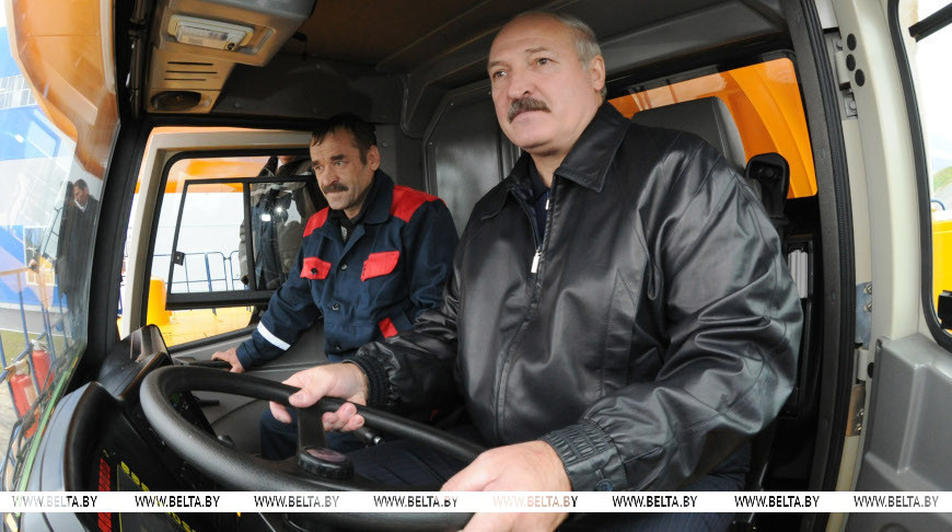 Александр Лукашенко во время посещения ОАО
