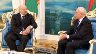 Александр Лукашенко во время встречи с Николаем Азаровым, октябрь 2013 года