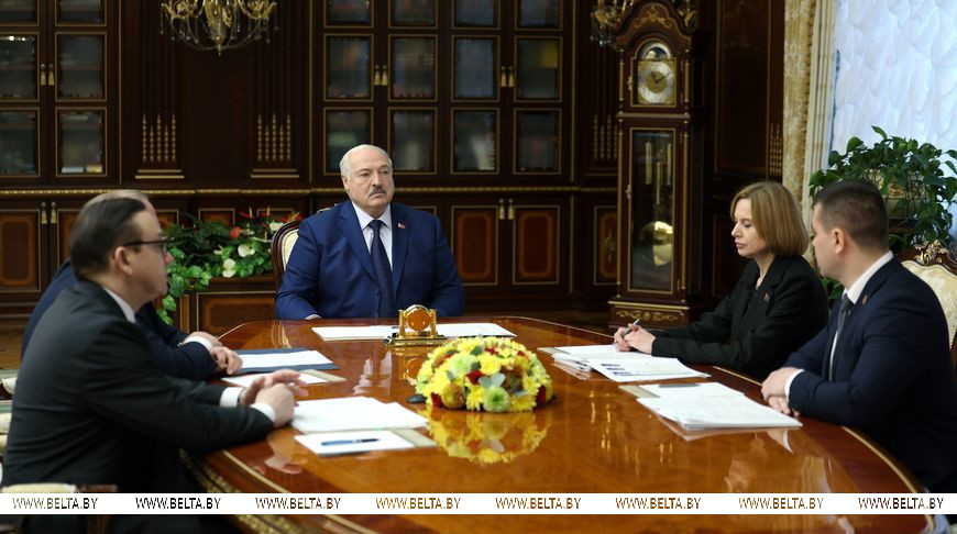 Александр Лукашенко во время доклада по вступительной кампании