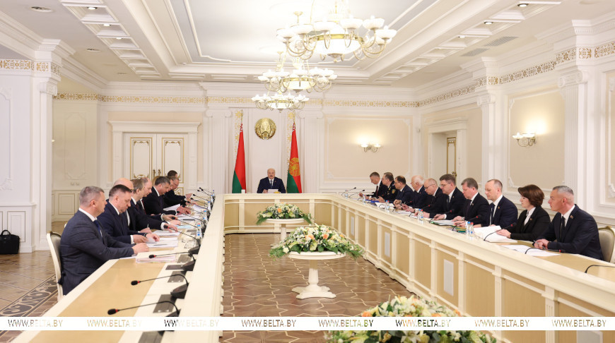 Александр Лукашенко во время совещания с руководством Совета Министров