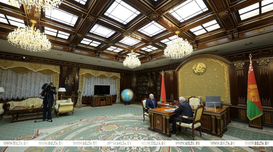 Александр Лукашенко во время доклада председателя Брестского облисполкома Петра Пархомчика