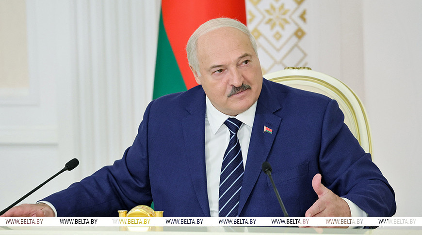 Александр Лукашенко во время совещания с руководством Администрации Президента