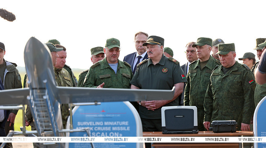 Александр Лукашенко во время ознакомления с образцами БЛА