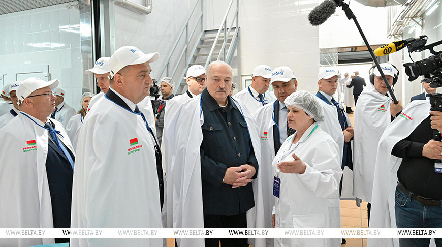 Александр Лукашенко во время посещения ОАО "Беллакт"