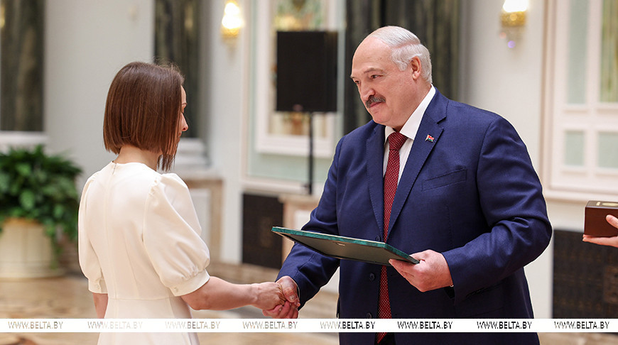 Александр Лукашенко во время награждения студента четвертого курса факультета лесной инженерии, материаловедения и дизайна Белорусского государственного технологического университета Елизаветы Аниськович