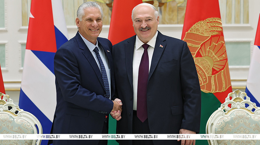 Президент Кубы Мигель Диас-Канель Бермудес и Президент Беларуси Александр Лукашенко перед встречей во Дворце Независимости