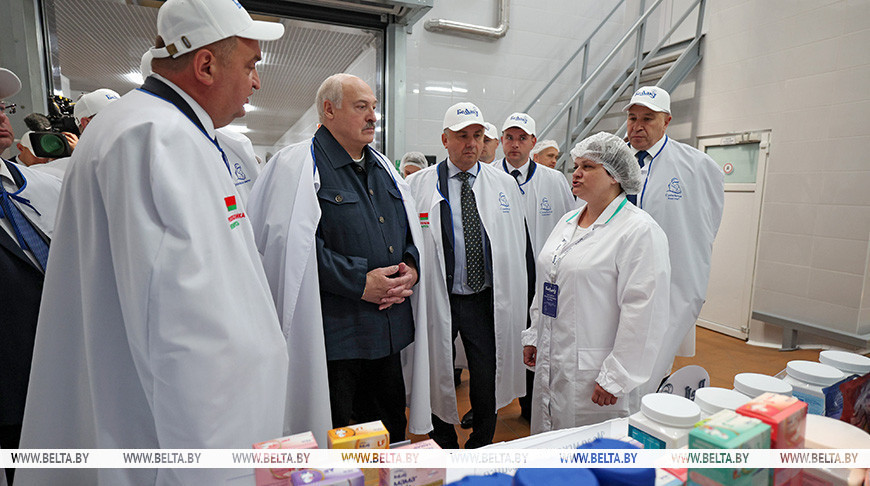 Во время ознакомления с продукцией ОАО "Беллакт", июнь 2025 года