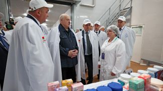 Во время ознакомления с продукцией ОАО "Беллакт", июнь 2025 года