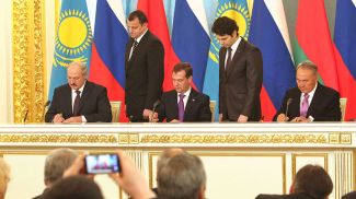 Александр Лукашенко, Дмитрий Медведев и Нурсултан Назарбаев во время подписания Декларации о евразийской экономической интеграции, ноябрь 2011 года