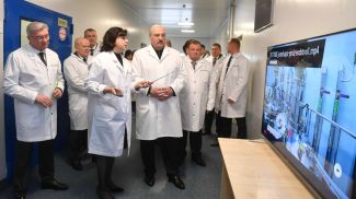 Александр Лукашенко во время посещения фармпредприятия "Минскинтеркапс", январь 2018 года