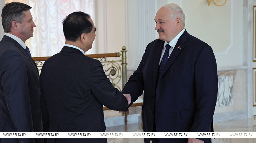 Александр Лукашенко во время встречи с ректором Пекинского университета Гун Цихуаном