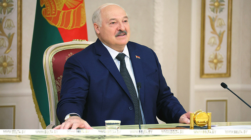 Александр Лукашенко на встрече с губернатором Самарской области Российской Федерации Вячеславом Федорищевым