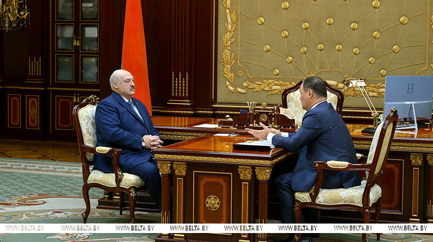 Александр Лукашенко и Роман Головченко во время доклада о работе банковской системы