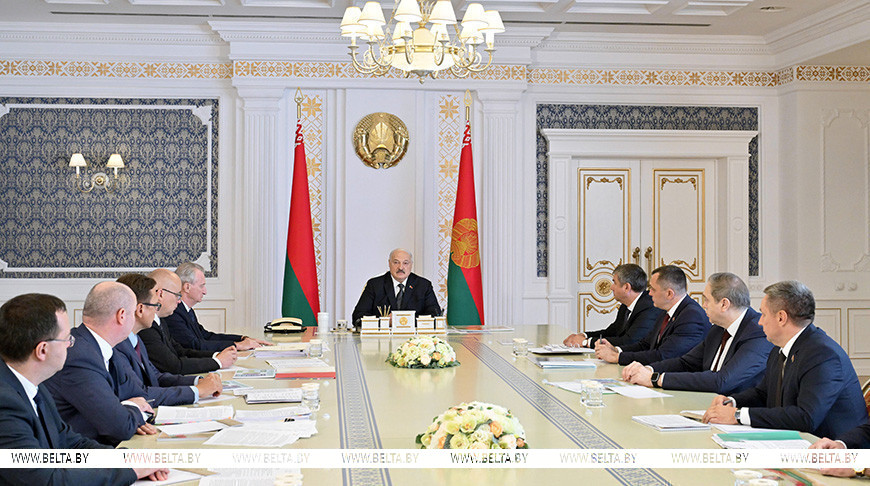 Александр Лукашенко во время совещания о реализации инвестпроекта и дальнейшем развитии ОАО "БелВитунифарм"
