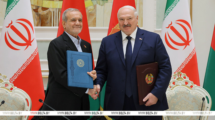 Александра Лукашенко и Масуд Пезешкиан во время совместного заявления об углубленном развитии белорусско-иранских отношений