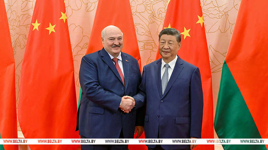 Александр Лукашенко и Председатель КНР Си Цзиньпин во время встречи в Тяньцзине, где 31 августа - 1 сентября проходит саммит Шанхайской организации сотрудничества