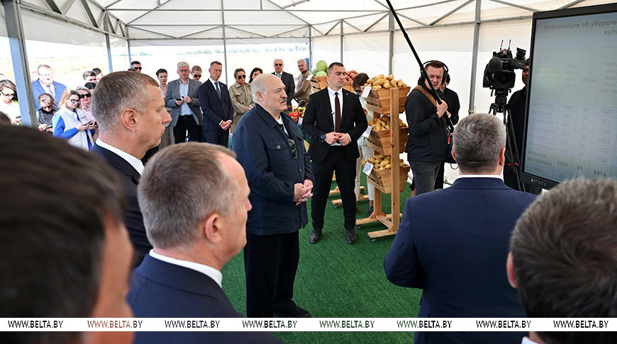 Александр Лукашенко во время посещения ОАО "Рассвет им. К.П.Орловского"