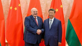Александр Лукашенко и Председатель КНР Си Цзиньпин во время встречи в Тяньцзине, где 31 августа - 1 сентября проходит саммит Шанхайской организации сотрудничества