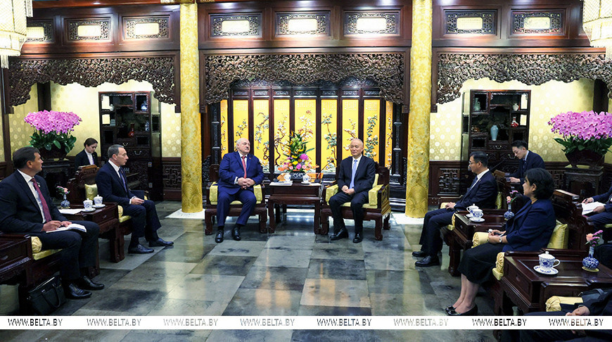 Александр Лукашенко в Пекине встретился с членом Постоянного комитета Политбюро ЦК Компартии Китая, секретарем Секретариата и главой Канцелярии ЦК КПК Цай Ци