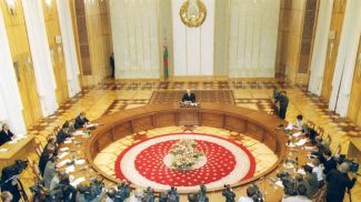 Александр Лукашенко во время интервью белорусским и зарубежным СМИ после окончания выборов, сентябрь 2001 года