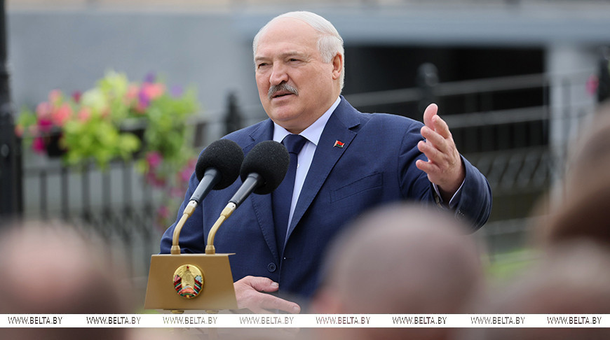 Александр Лукашенко во время посещения реконструированного комплекса "Лошицкий"