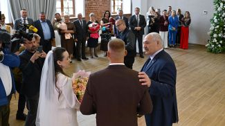 Александр Лукашенко в Минске 12 сентября побывал на церемонии бракосочетания и поздравил молодоженов. Это произошло во время посещения реконструированного комплекса &quot;Лошицкий&quot;, где есть и зал для таких церемоний
