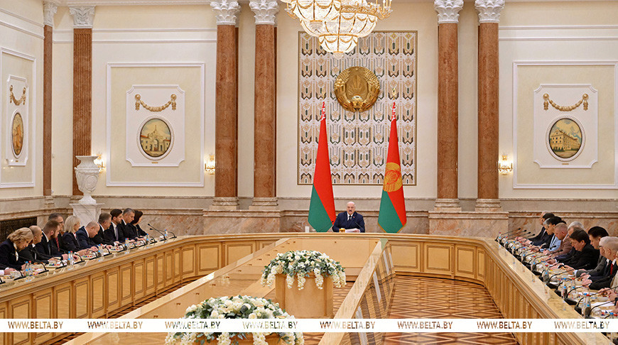 Александр Лукашенко во время проведения большой встречи с идеологическим активом, историческим и экспертным сообществом, посвященной Дню народного единства