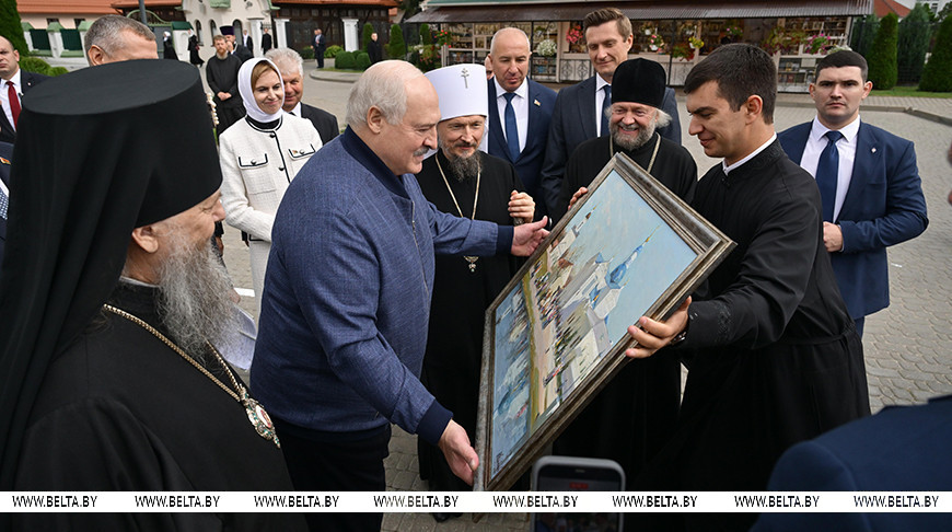 Александр Лукашенко во время посещения Свято-Успенского Жировичского монастыря