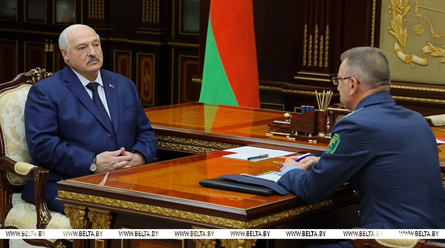 Александр Лукашенко во время доклада председателя Государственного таможенного комитета Владимира Орловского