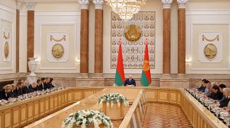Александр Лукашенко во время проведения большой встречи с идеологическим активом, историческим и экспертным сообществом, посвященной Дню народного единства