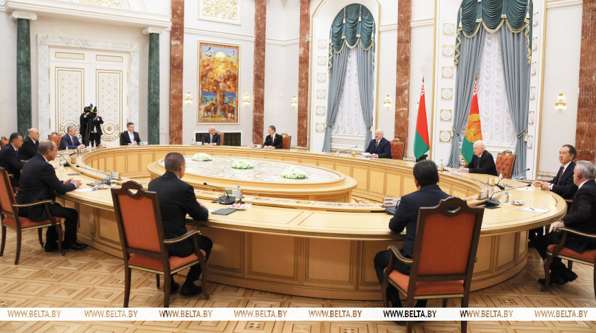 Александр Лукашенко во время встречи с главами правительственных делегаций, участвующих в заседаниях Евразийского межправсовета и Совета глав правительств СНГ