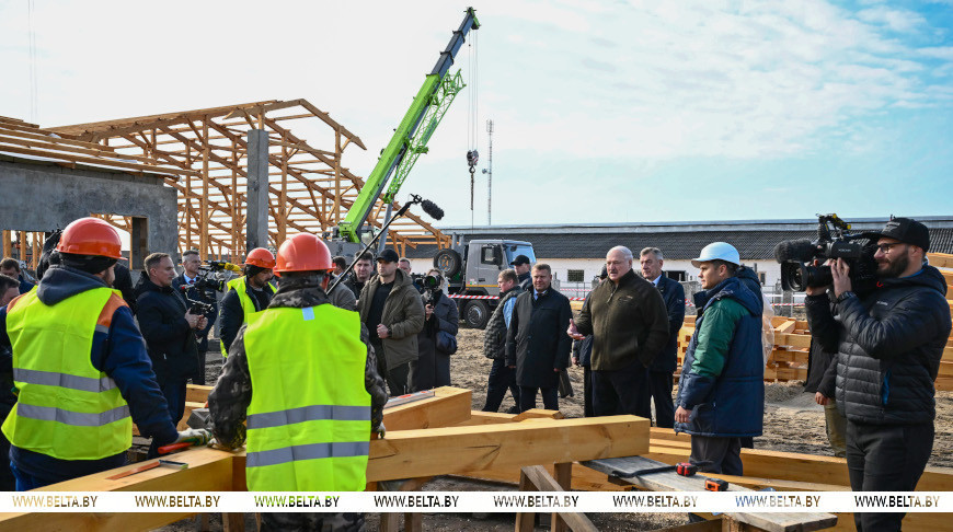 Александр Лукашенко во время рабочей поездки в Петриковский район