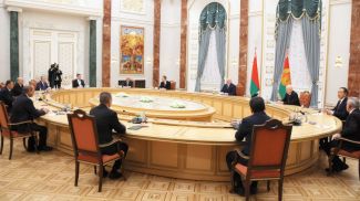 Александр Лукашенко во время встречи с главами правительственных делегаций, участвующих в заседаниях Евразийского межправсовета и Совета глав правительств СНГ