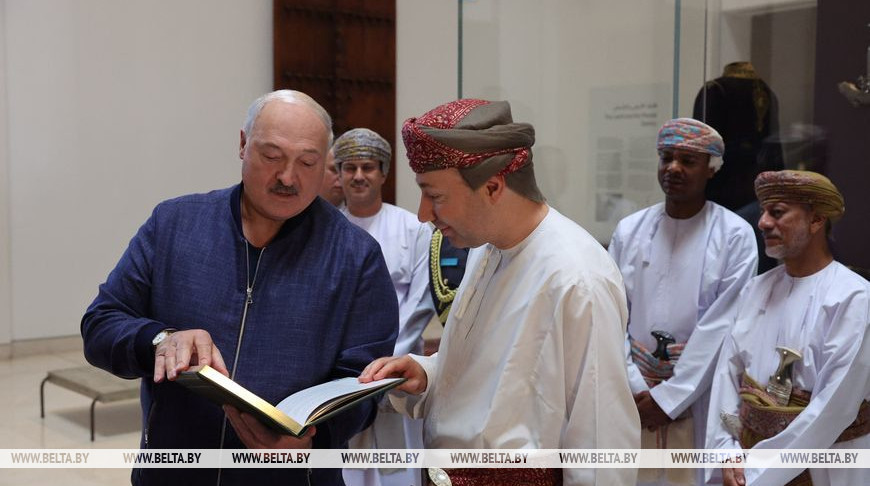 Александр Лукашенко во время посещения Национального музея Омана, декабрь 2024 года