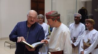 Александр Лукашенко во время посещения Национального музея Омана, декабрь 2024 года