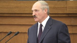 Александр Лукашенко во время выступления с Посланием белорусскому народу и Национальному собранию, апрель 2010 года