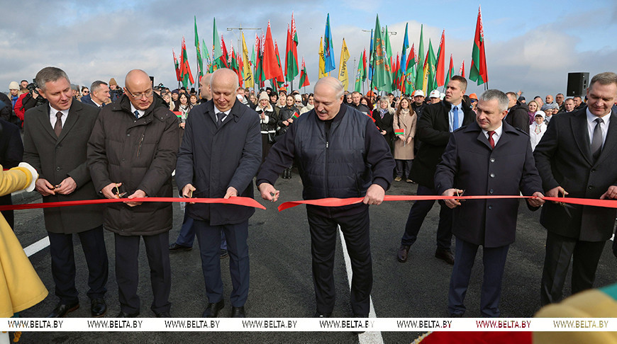 Александр Лукашенко в преддверии Дня Октябрьской революции в Мозыре принял участие в торжественной церемонии открытия обновленного моста через Припять