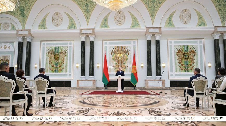 Александр Лукашенко во время торжественной церемонии вручения госнаград передовикам АПК